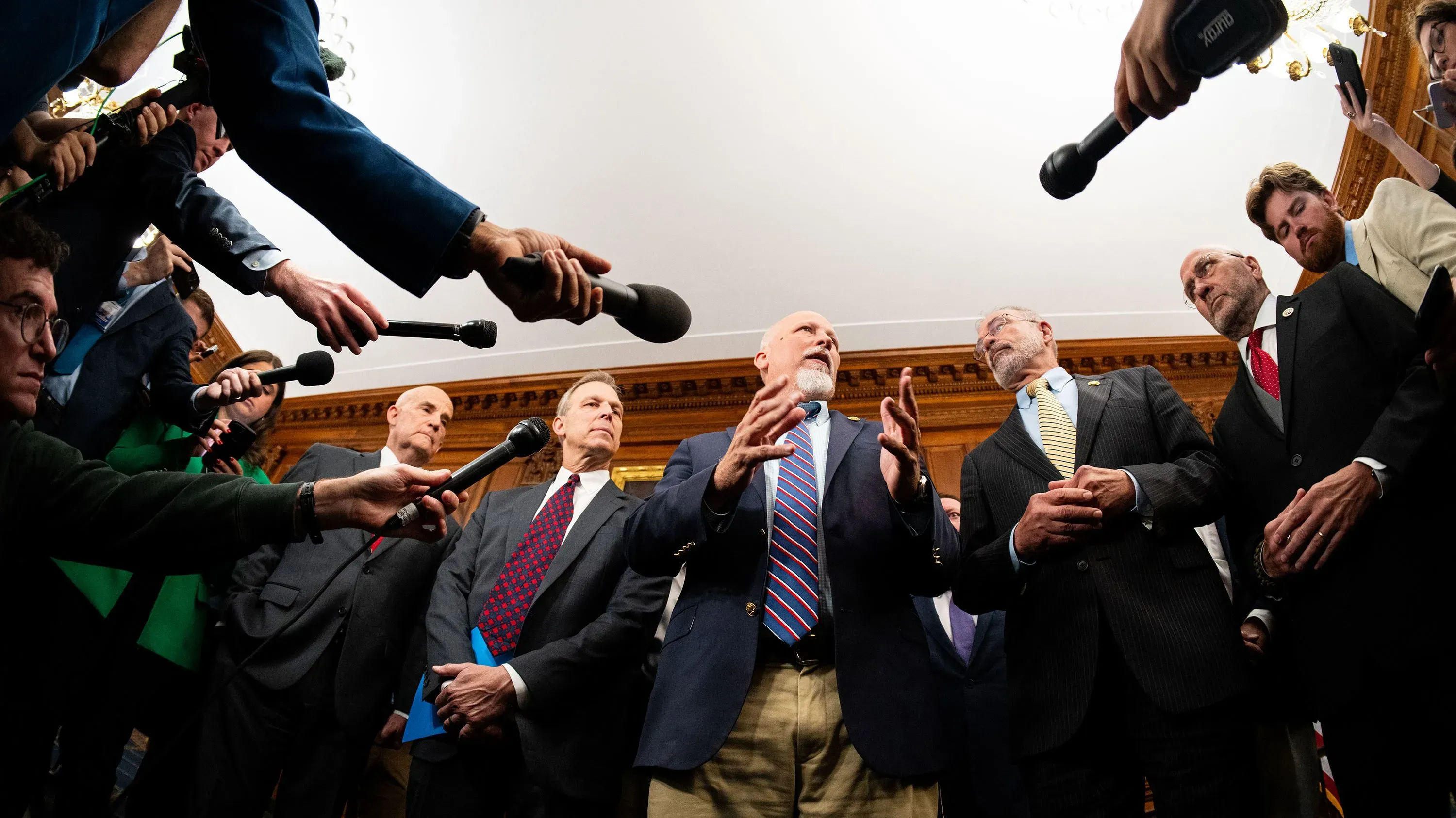 أعضاء تجمع الحرية اليميني المتطرف في مجلس النواب الأمريكي يتحدثون أمام الصحفيين أثناء التخطيط لمعاركهم التشريعية المقبلة.