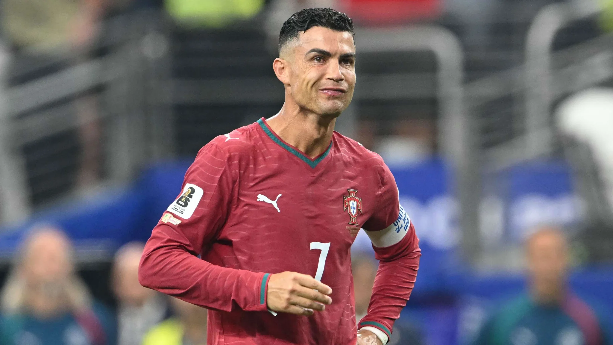 كريستيانو رونالدو بقميص منتخب البرتغال يحمل شارة القيادة خلال وداعه لكأس العالم بعد خسارة الفريق أمام إسبانيا.