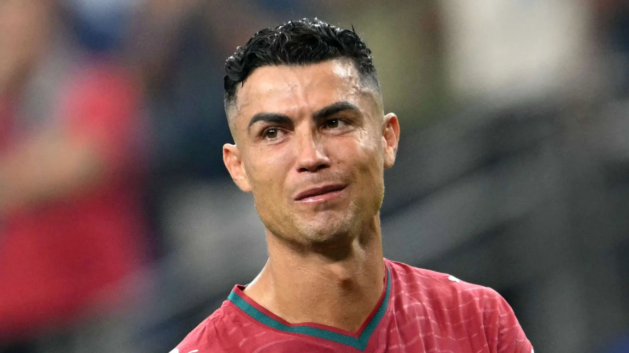 كريستيانو رونالدو يبكي بعد خسارة البرتغال أمام إسبانيا في كأس العالم، مع نهاية مسيرته في البطولة.