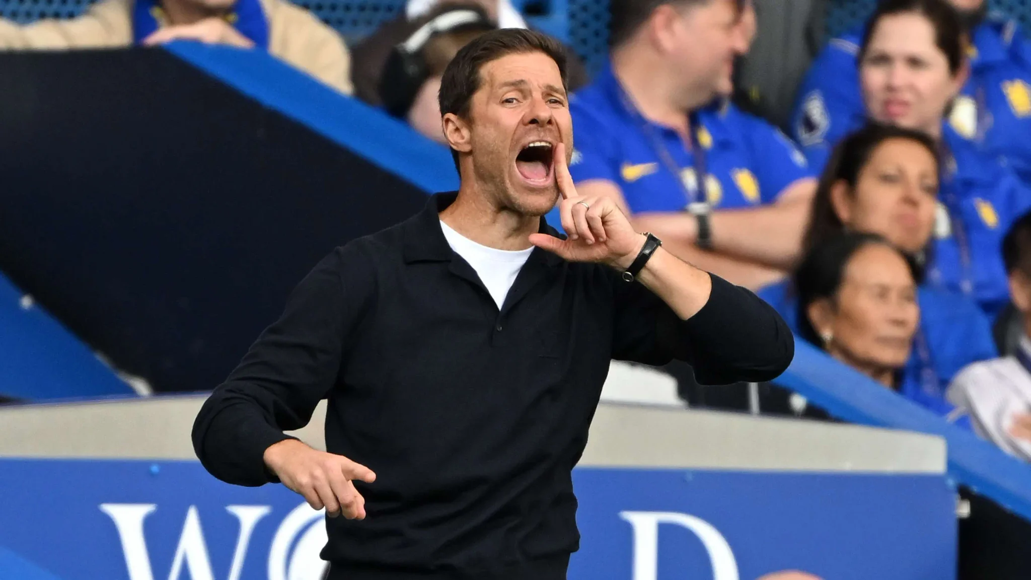 مدرب تشيلسي تشابي ألونسو يوجه تعليماته بحماس خلال مباراة في Stamford Bridge وسط أزمة غياب لاعبي وسط الملعب بعد رحيل إنزو فيرنانديز.