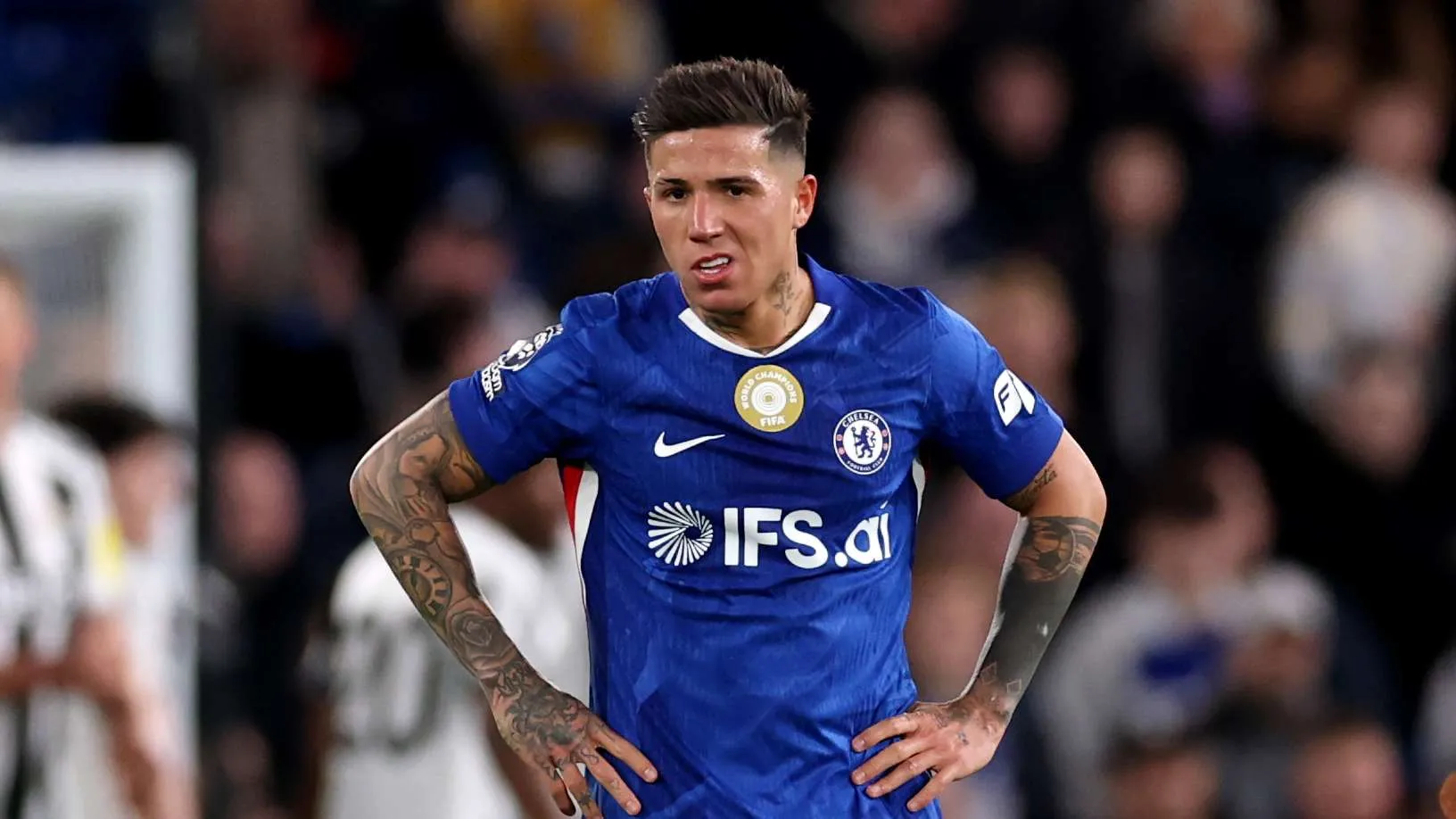 إنزو فيرنانديز لاعب وسط تشيلسي السابق يظهر بتعب وإحباط خلال مباراة، قبل انتقاله القياسي إلى مانشستر سيتي وتأثير رحيله على وسط ملعب تشيلسي.