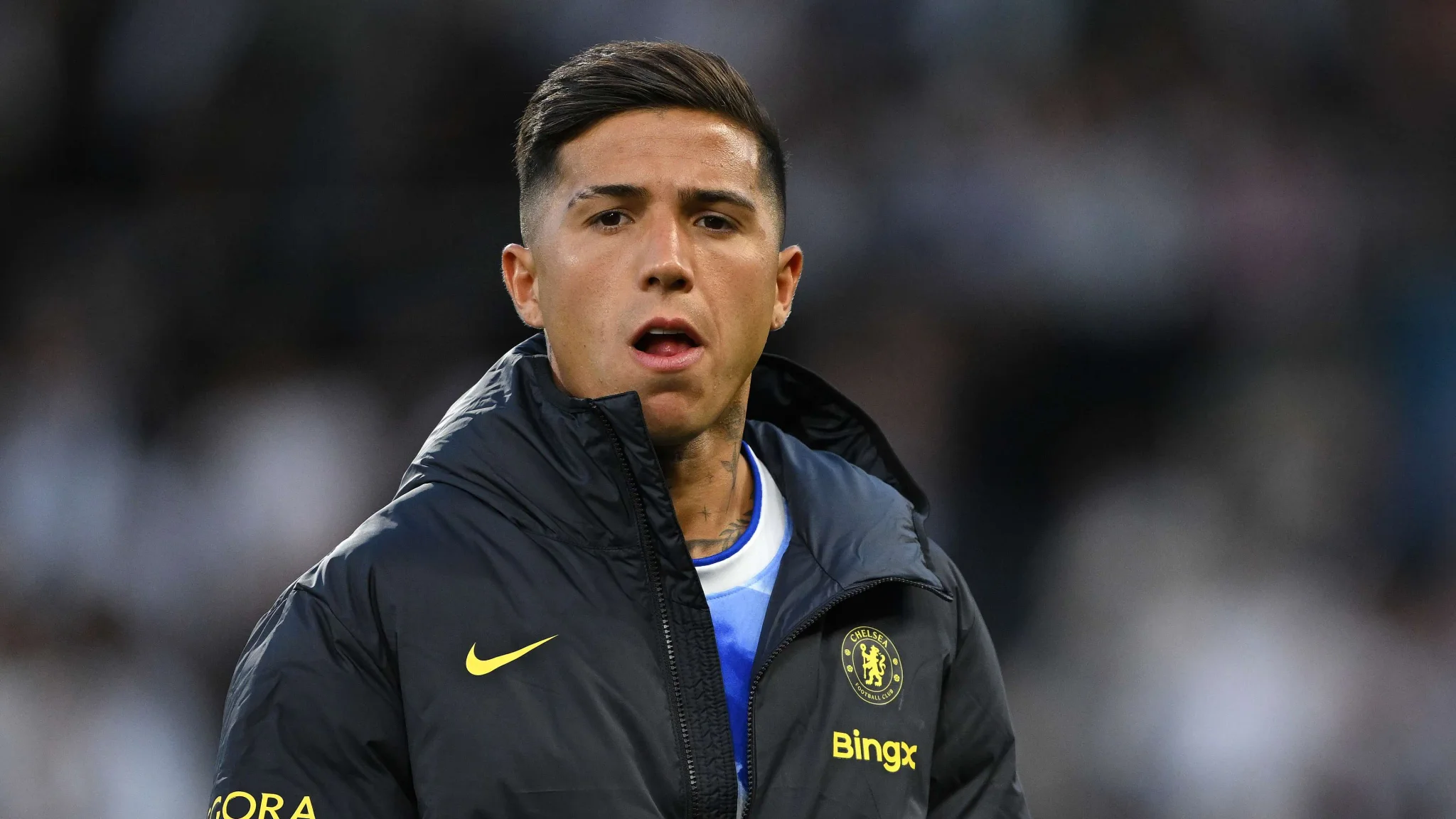 إنزو فيرنانديز لاعب وسط تشيلسي السابق يرتدي معطف النادي قبل انتقاله التاريخي إلى مانشستر سيتي وسط أزمة وسط الملعب في تشيلسي.