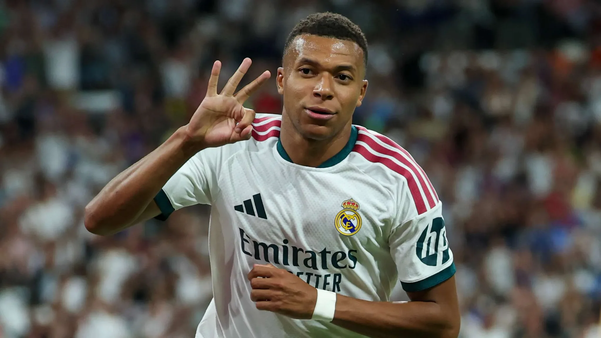 كيليان مبابي لاعب ريال مدريد يحتفل بهدف في موسم 2023-24 مع التركيز على أرقامه التاريخية في كأس العالم والسعي للألقاب.