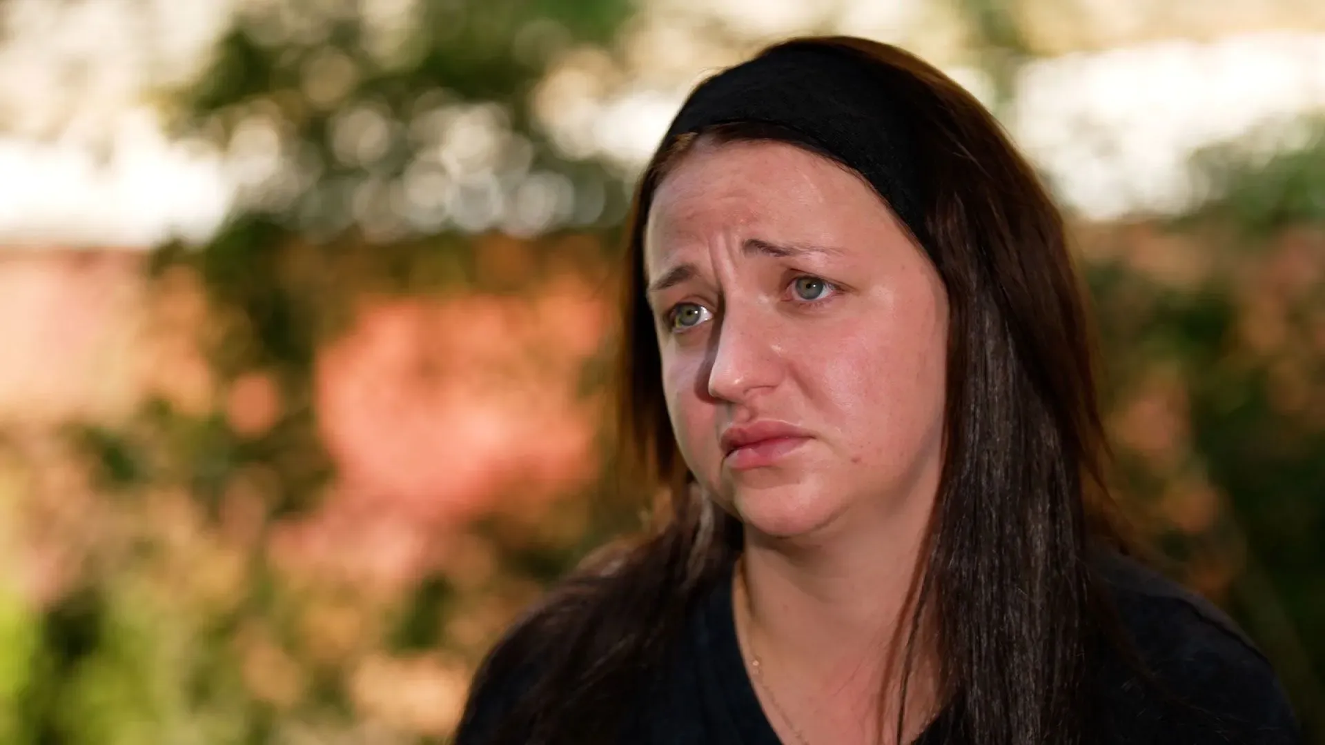 ناستيا، والدة تيمور، تبدو حزينة أثناء حديثها عن فقدان ابنها البالغ من العمر 10 سنوات، الذي قُتل في غارة جوية روسية بكراماتورسك.