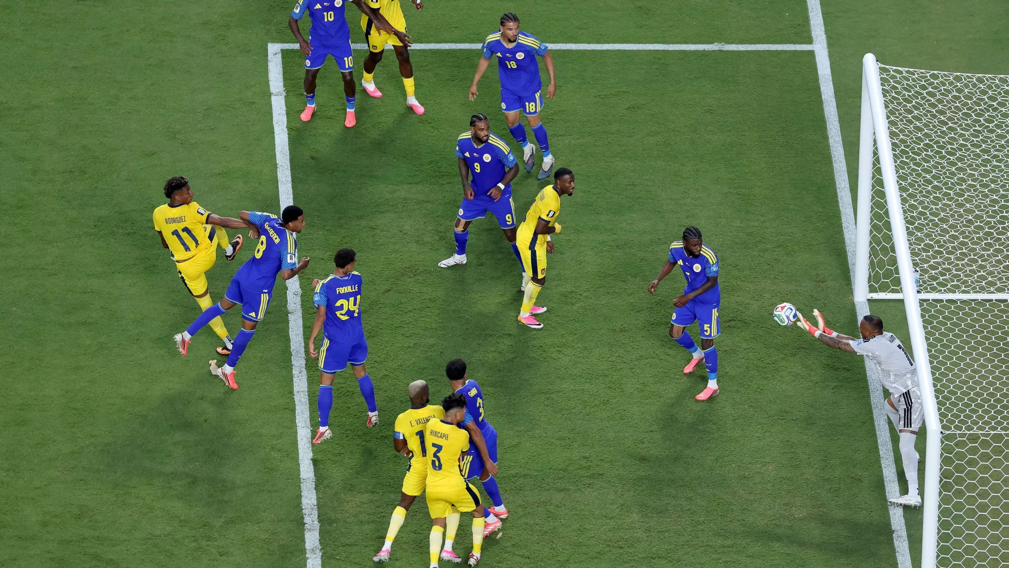 حارس مرمى كوراساو يتصدى لكرة أمام مرماه خلال مباراة كأس العالم 2026 ضد الإكوادور، مع لاعبين من الفريقين في منطقة الجزاء.