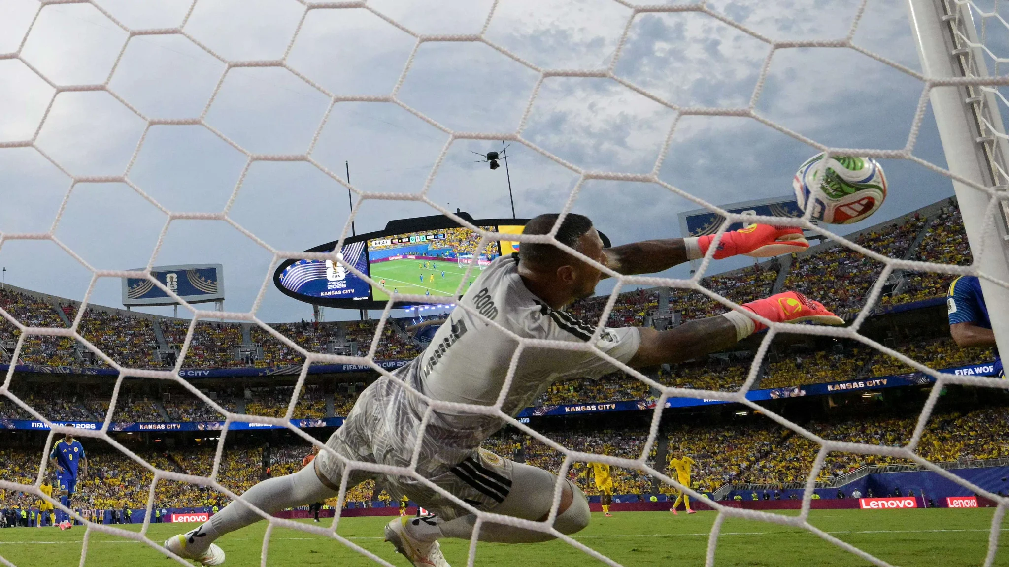 حارس مرمى Eloy Room يتصدى لكرة في مباراة كأس العالم 2026 أمام الإكوادور وسط أجواء حماسية في ملعب مكتظ بالجماهير.