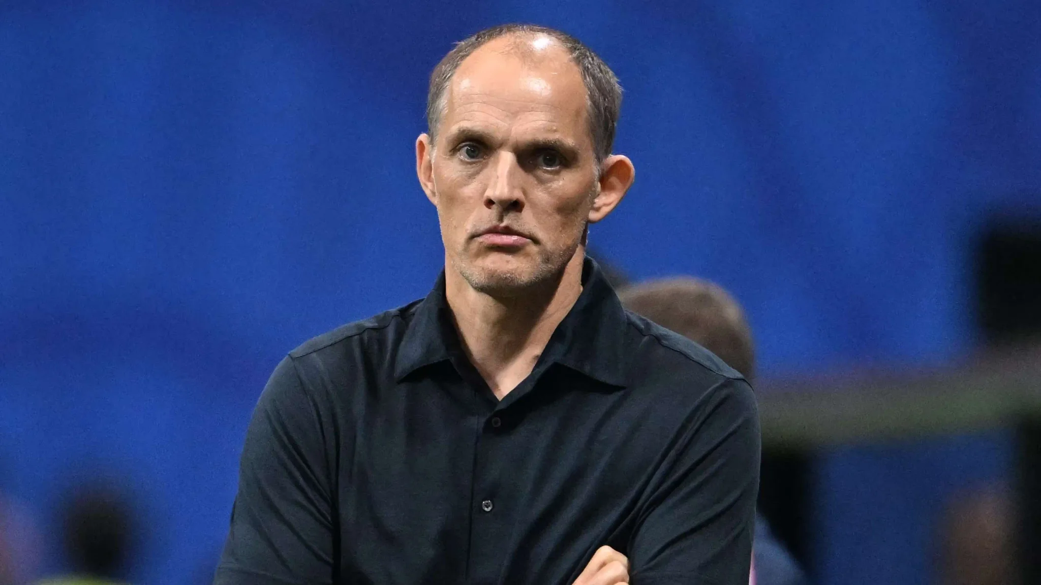 توماس توخيل مدرب منتخب إنجلترا يظهر بوجه جدي خلال أزمة الظهير الأيمن قبل مواجهة المكسيك في كأس العالم.