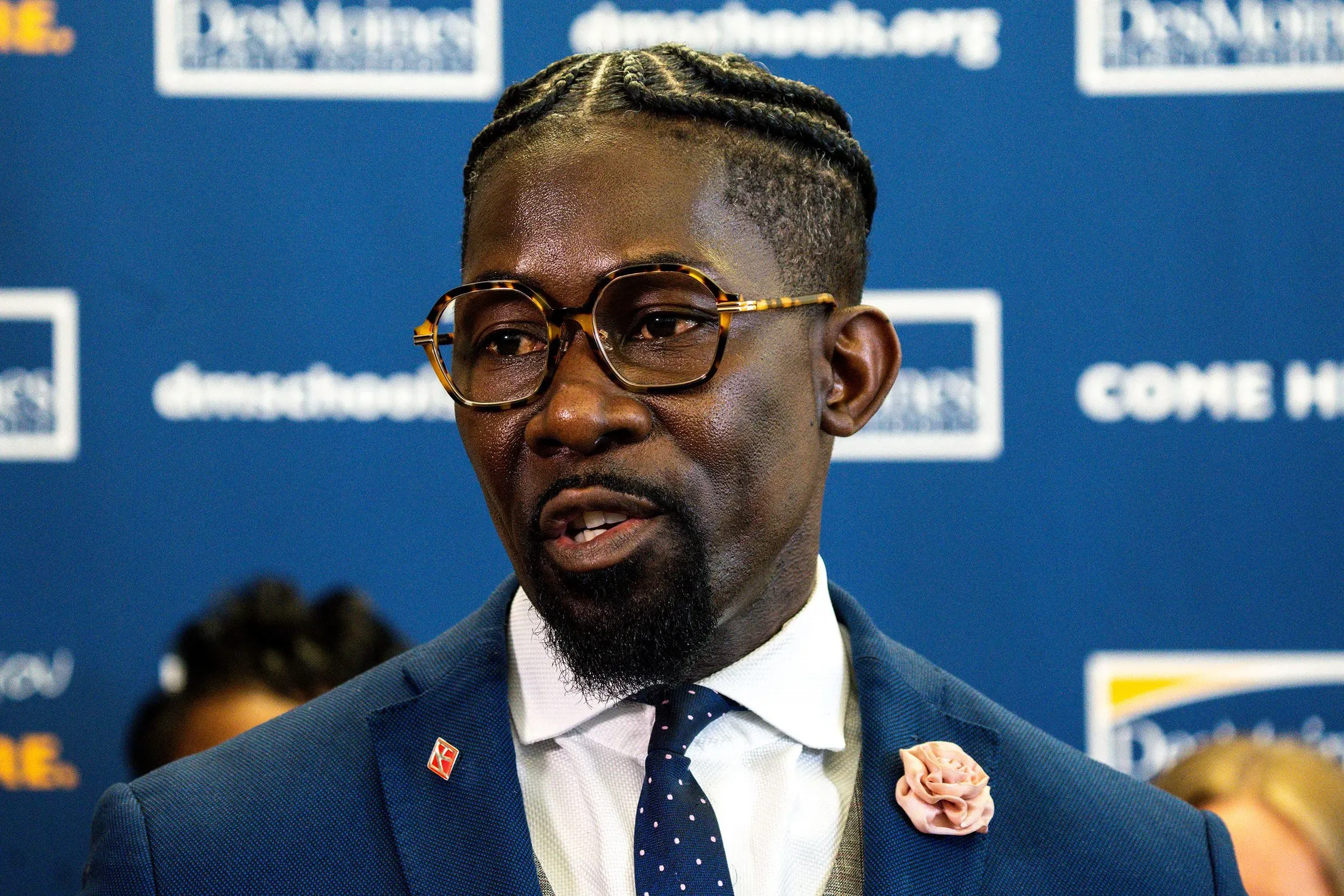 اعتقال إيان روبرتس، مشرف مدارس دي موين العامة، من قبل عملاء الهجرة بتهم حيازة أسلحة، مما أثار احتجاجات في المدينة.