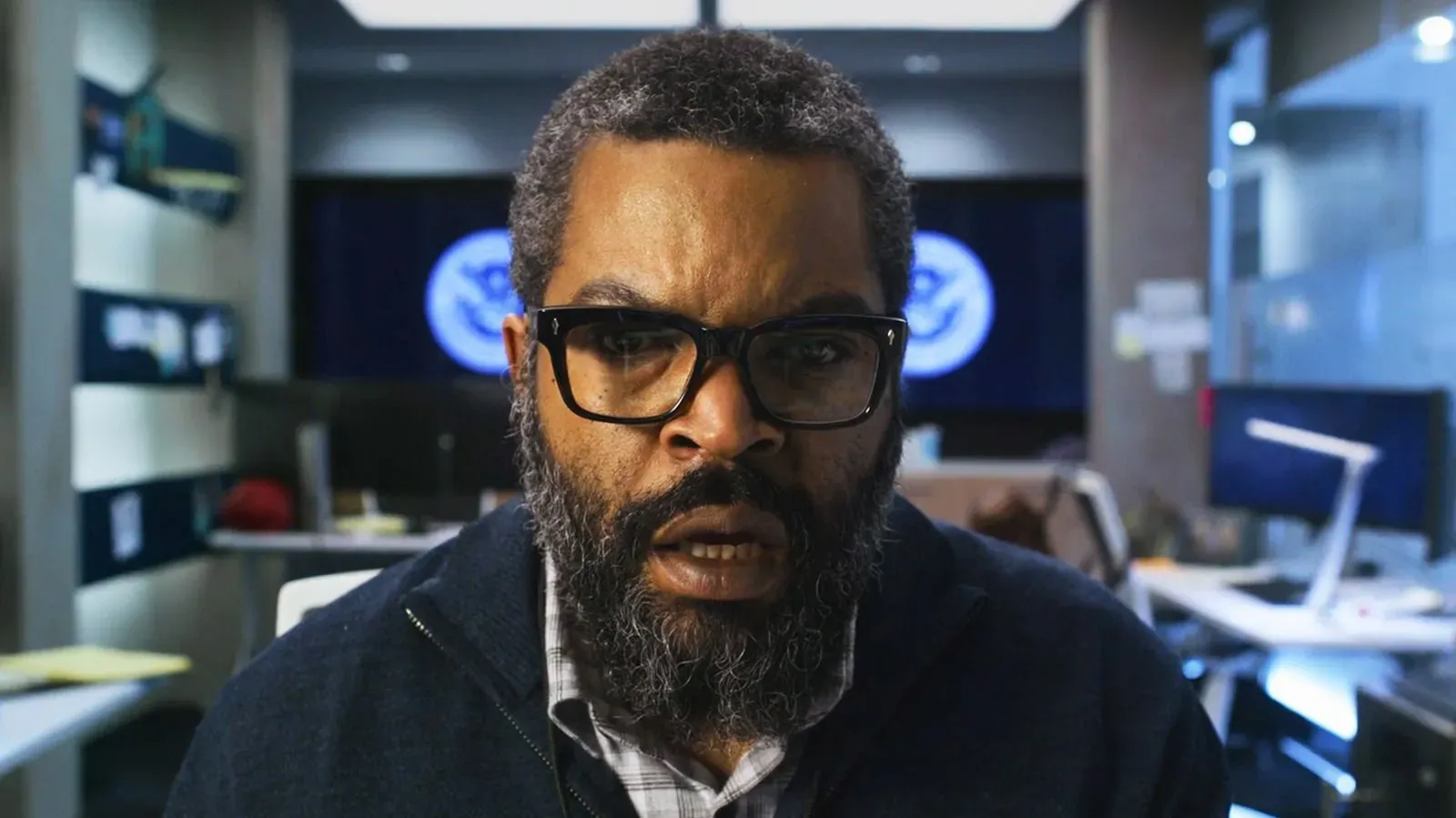 شخصية جادة ترتدي نظارات، تعبر عن مشاعر القلق في مشهد من فيلم "حرب العوالم" (2025)، الذي فاز بجوائز رازي.