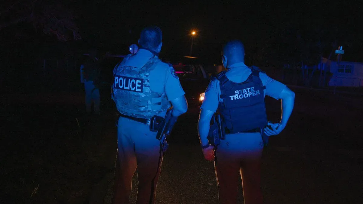 عملية اعتقال كبيرة في فلوريدا، حيث يظهر ضباط إنفاذ القانون أثناء تنفيذ عمليات الهجرة، مع تسليط الضوء على التعاون بين الوكالات.