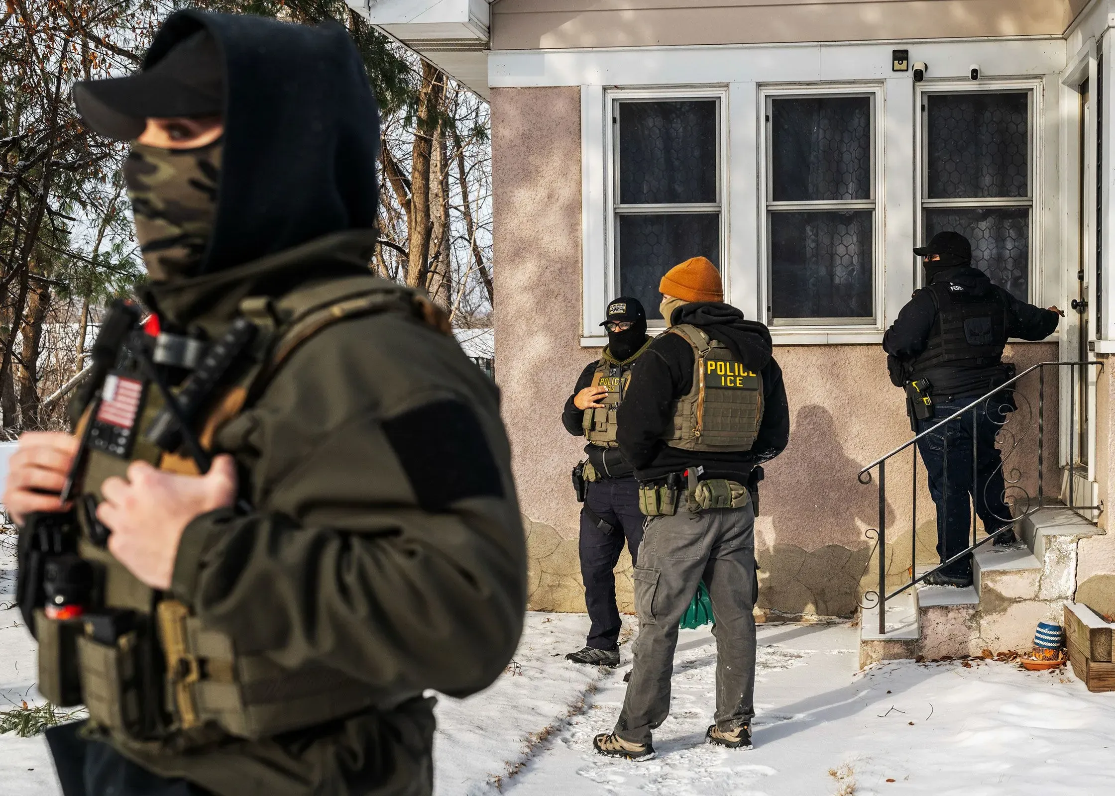 ضباط الهجرة يرتدون زيًا تكتيكيًا أثناء تنفيذ عملية اعتقال في مينيابوليس، مما يعكس التغيرات في سياسة الهجرة الأمريكية.