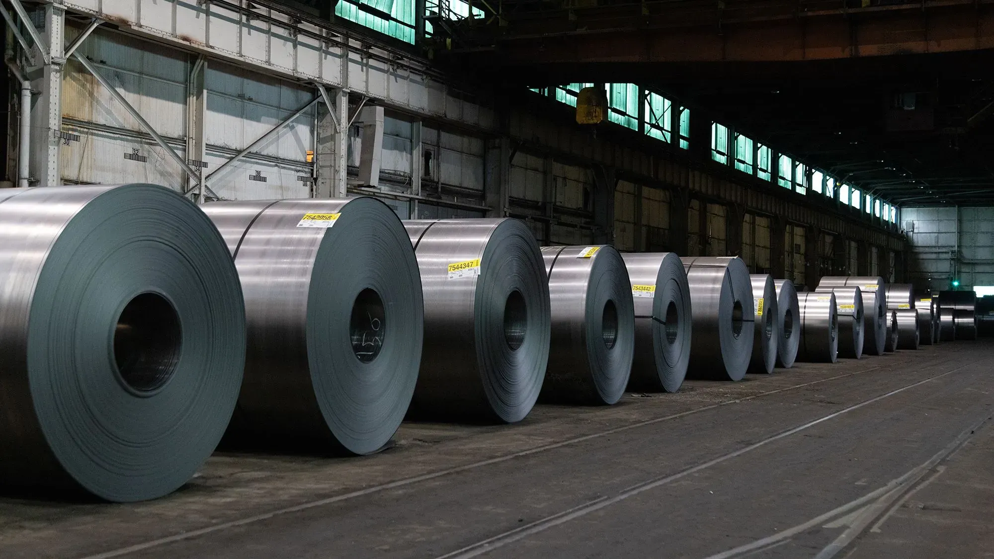 مخازن تحتوي على لفات من الفولاذ في مصنع يو إس ستيل، تعكس تاريخ الصناعة الأمريكية وأهمية الصفقة مع نيبون ستيل.