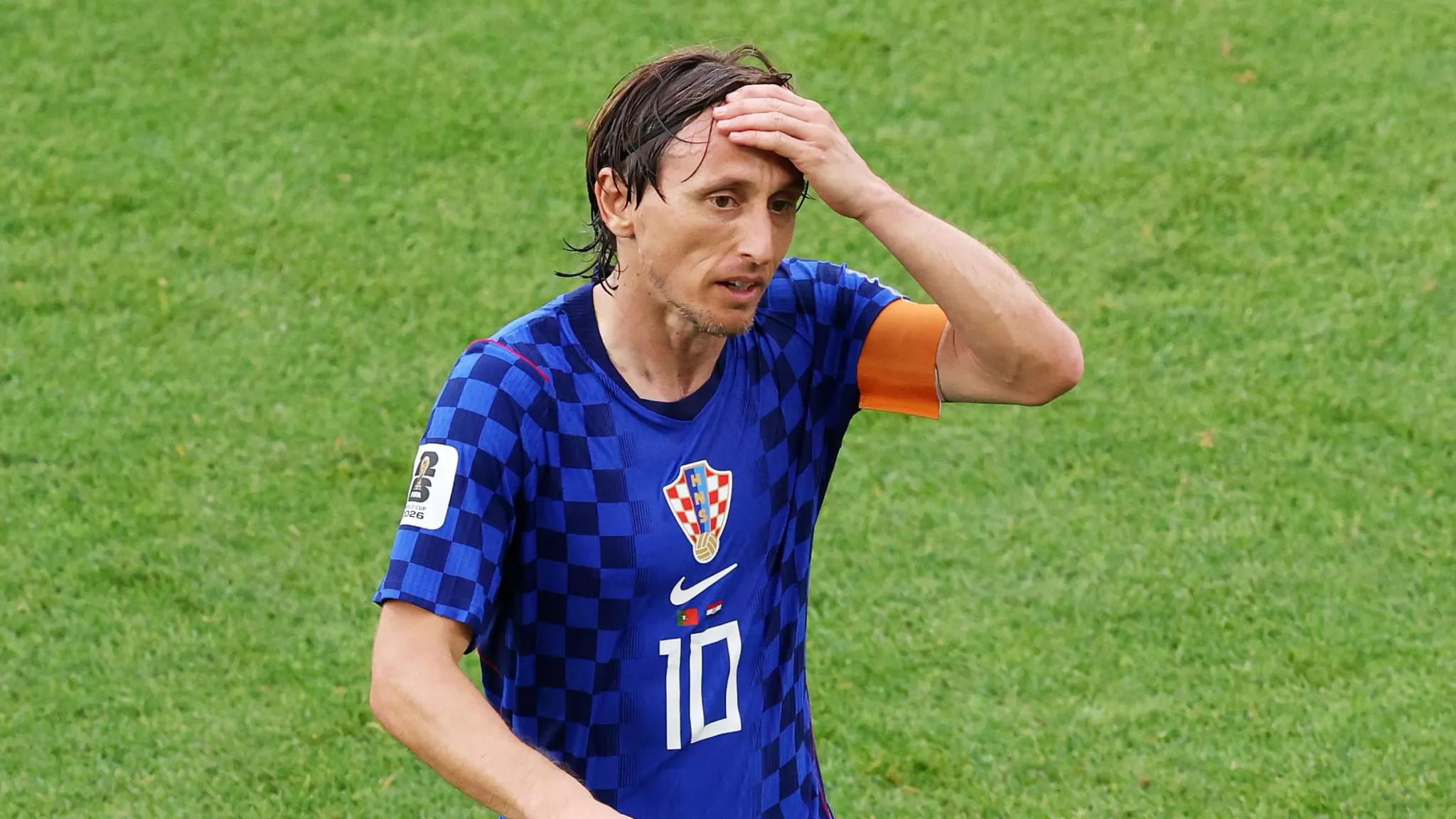 لوك مودريتش قائد منتخب كرواتيا يظهر تعبير القلق والإحباط بعد خسارة الفريق في كأس العالم 2022 بسبب قرارات تحكيمية مثيرة للجدل.