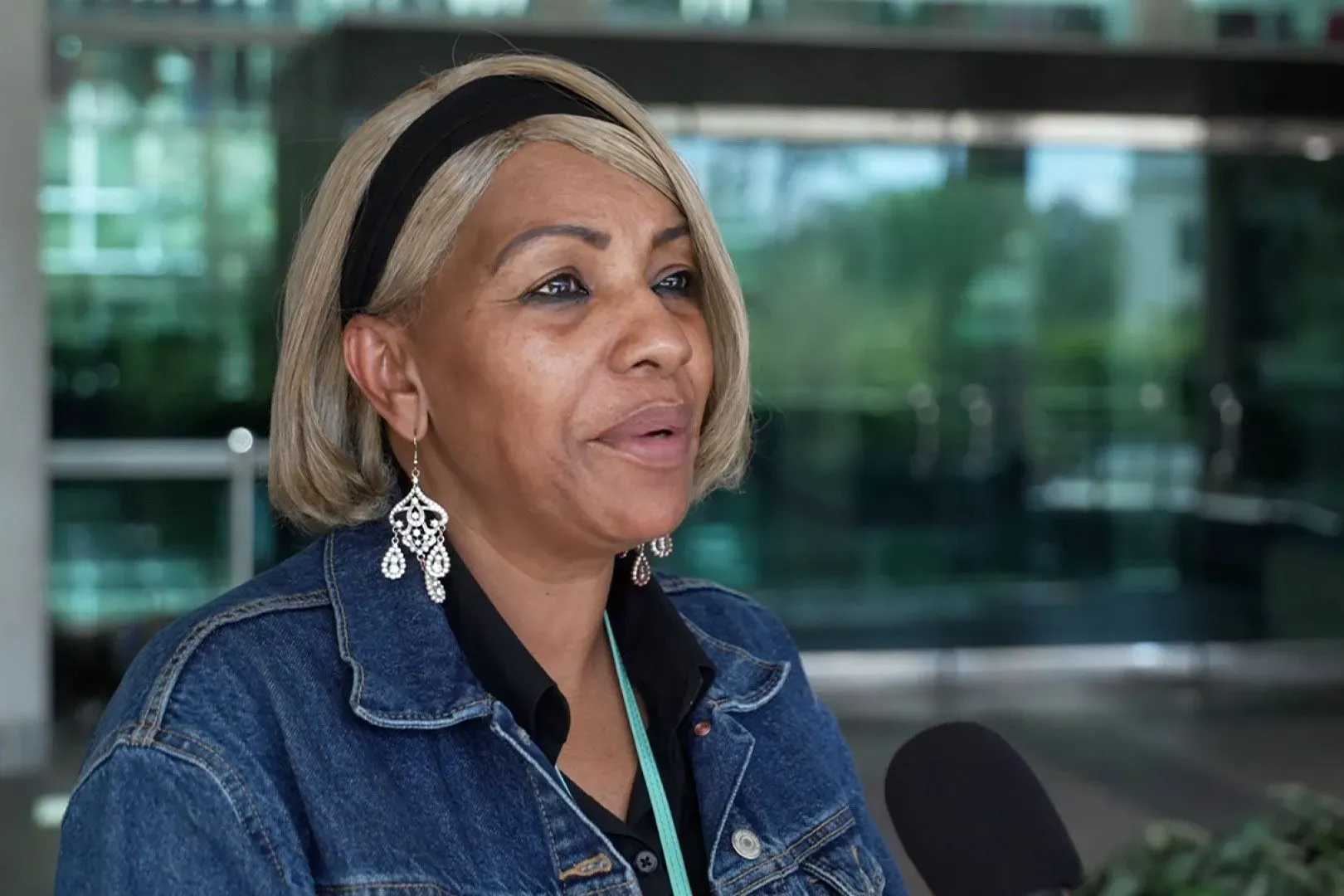 امرأة تتحدث في مقابلة، تعكس القلق بين الموظفين الفيدراليين بسبب احتمال الإغلاق الحكومي وتأثيره على وظائفهم.