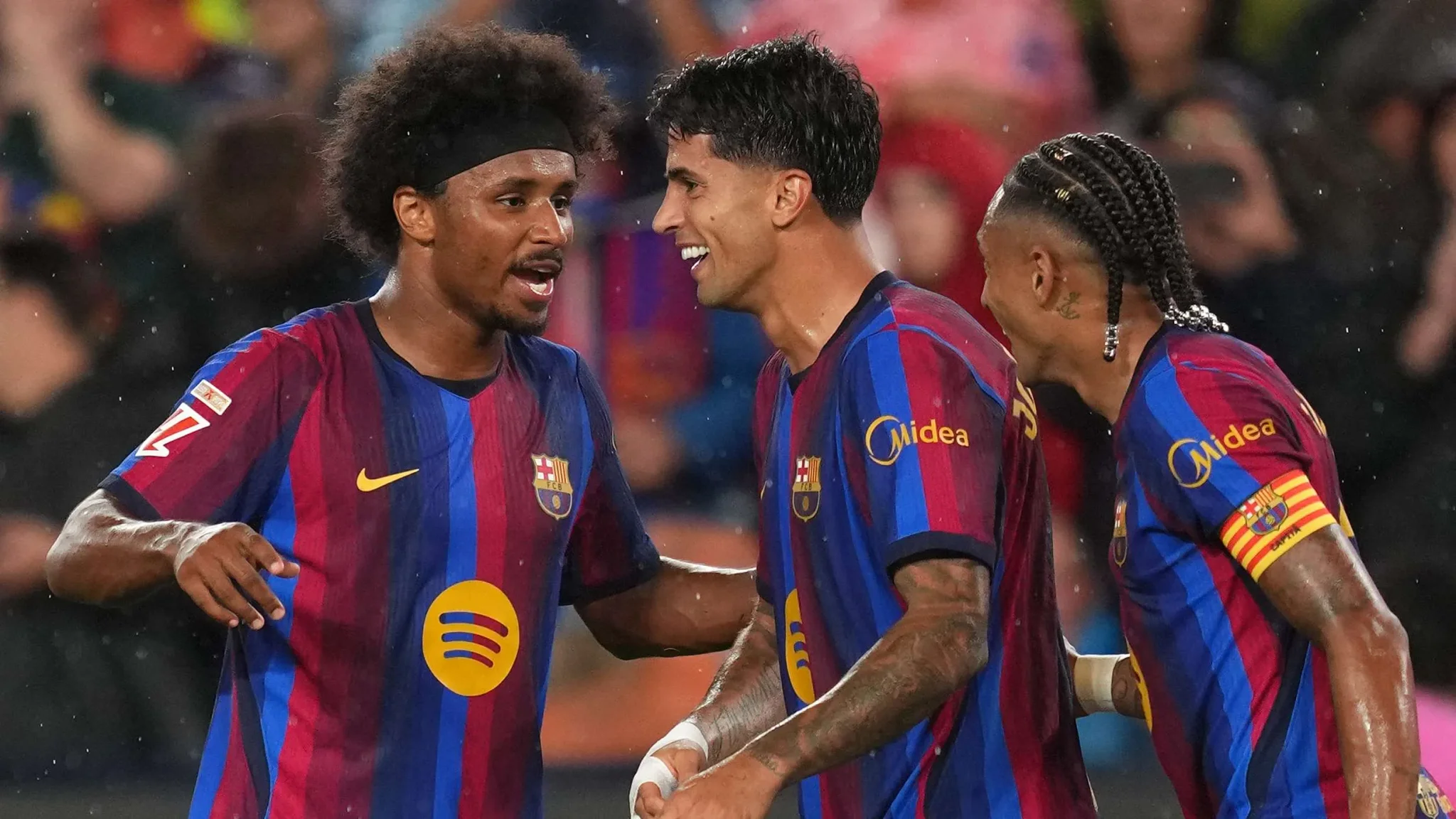 كريم أديمي يحتفل مع زملائه في برشلونة بعد مباراة حافلة بالأهداف، مع تألقه على الجناح الأيسر في موسم هجومي قوي.