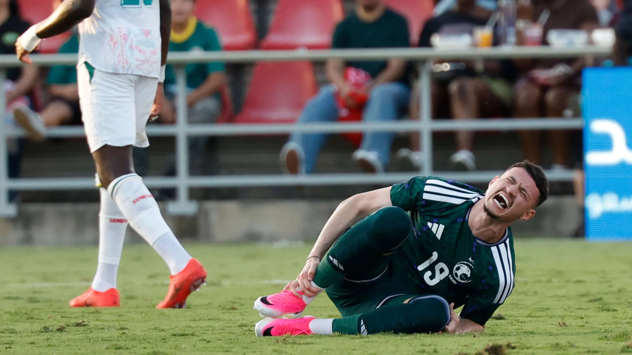 لاعب المنتخب السعودي عبدالله الحمدان يتألم على أرض الملعب خلال مباراة كأس الخليج ضد الكويت، مع تراجع أدائه وسط انتقادات جماهيرية.