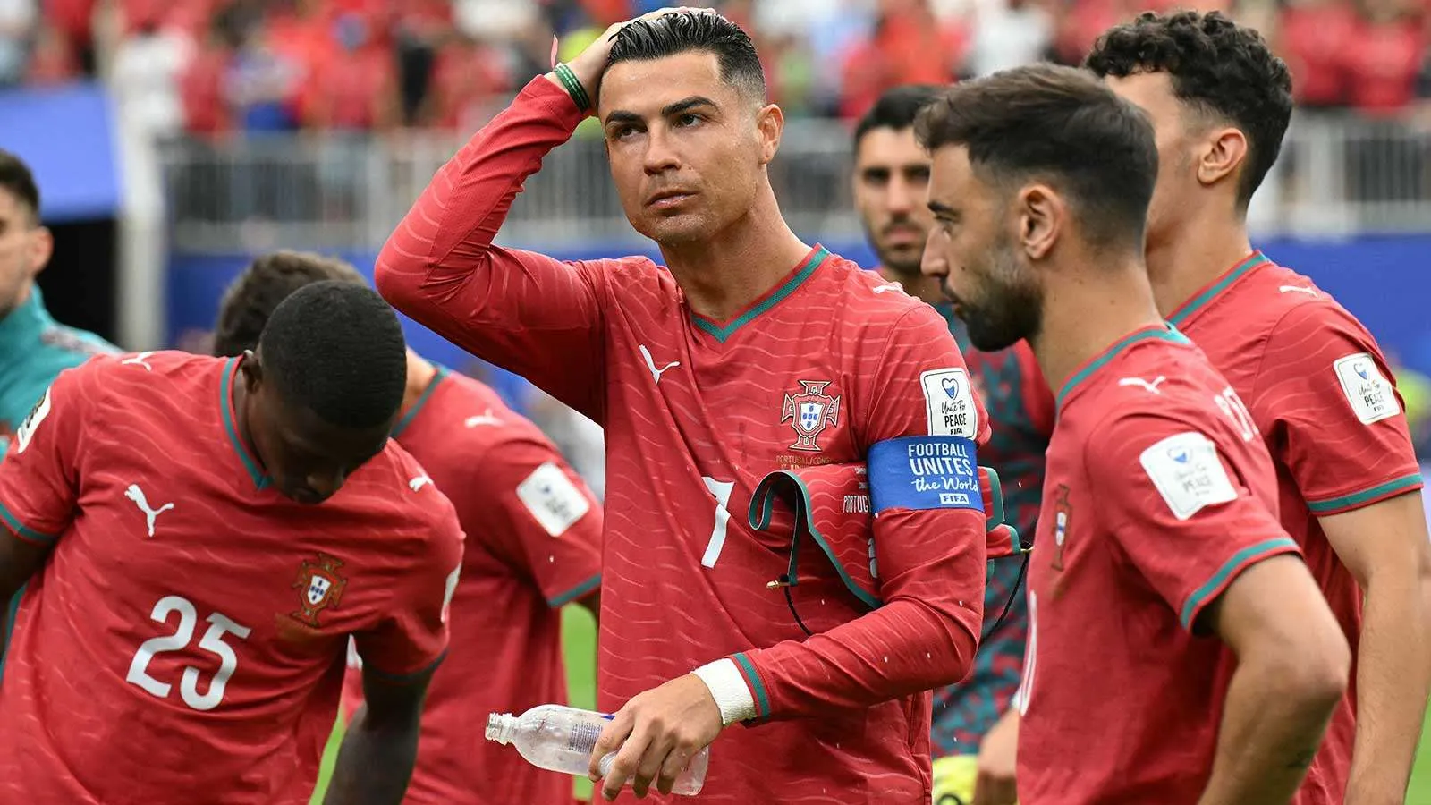 كريستيانو رونالدو مع لاعبي منتخب البرتغال يرتدون الزي الأحمر خلال مباراة، مع تركيز على استمرار دوره الأساسي في تشكيلة الفريق تحت قيادة المدرب الجديد خورخي جيسوس.