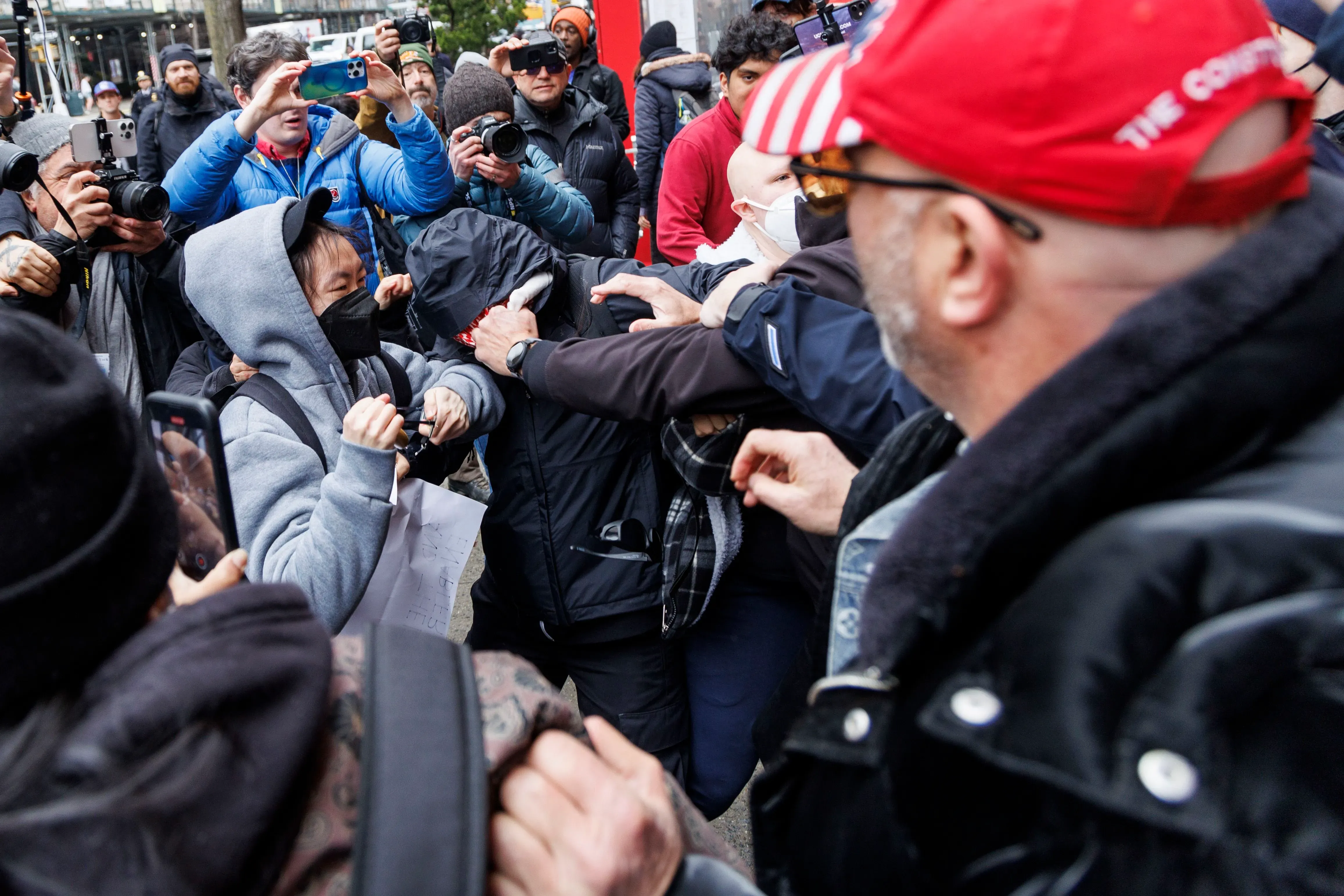 اشتباك بين المتظاهرين المناهضين للإسلام ومؤيدين لهم في مانهاتن، مع وجود عدد من الصحفيين في الخلفية، خلال احتجاجات مثيرة للجدل.