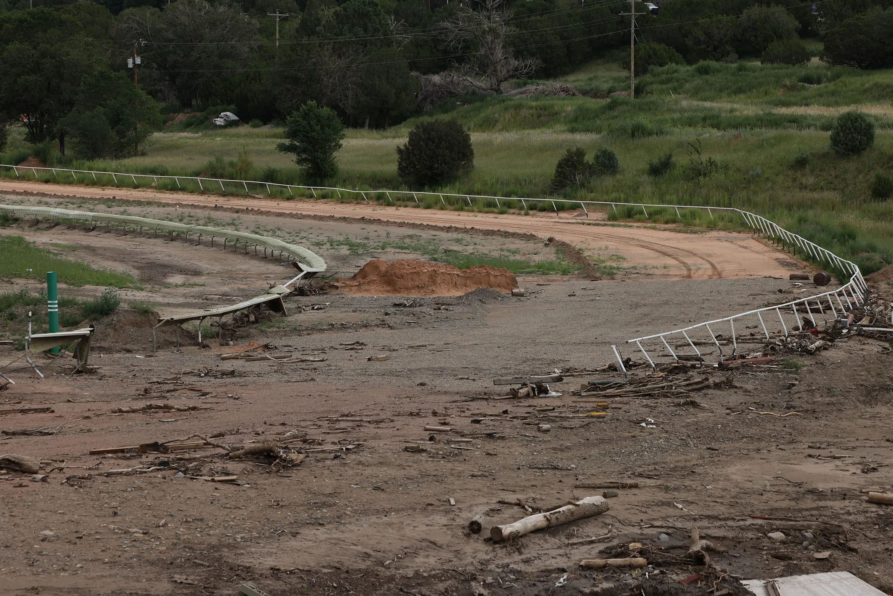 مضمار سباق رويدوسو في نيو مكسيكو في حالة خراب بعد الفيضانات، مع آثار الأضرار واضحة على الأرض المحيطة.