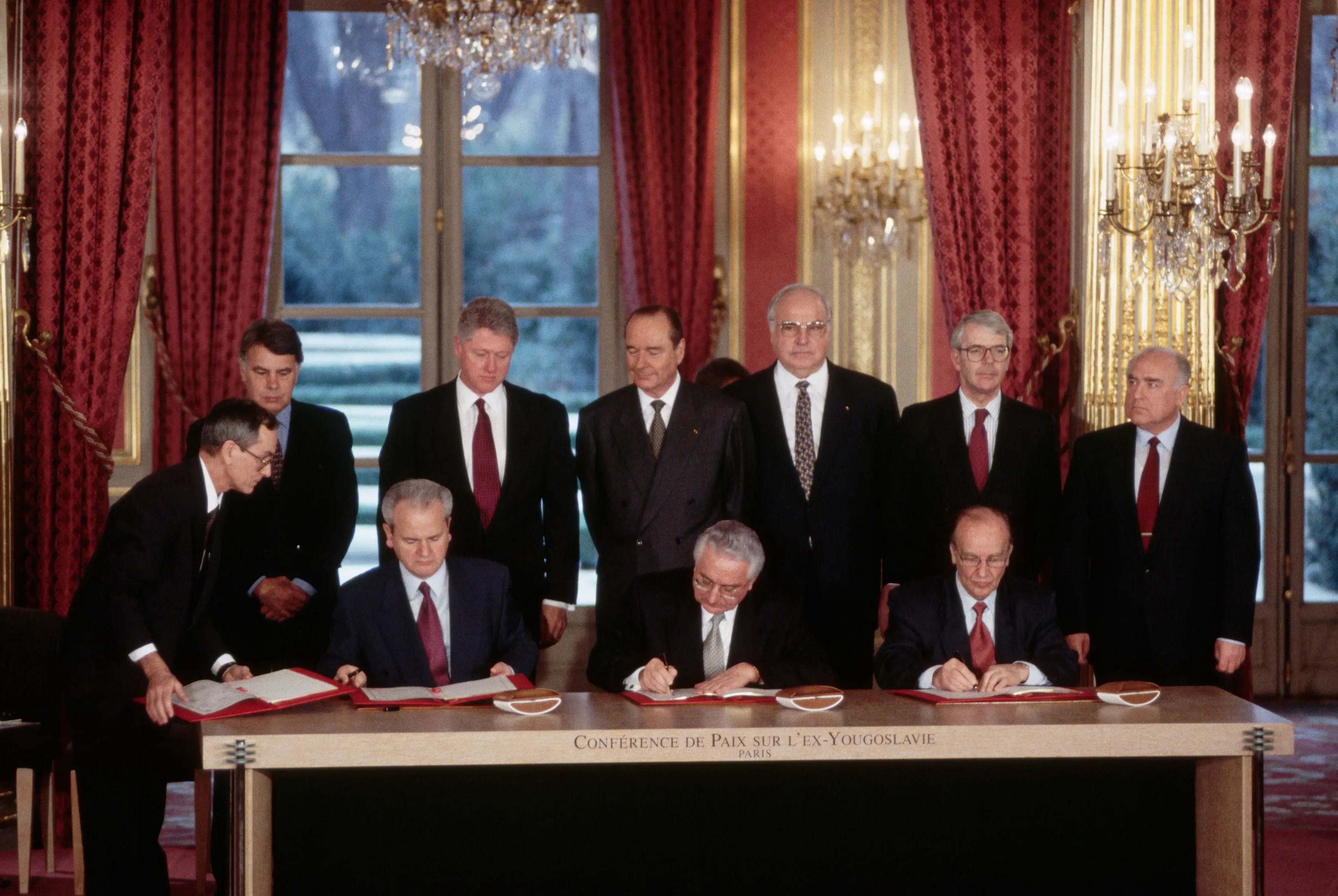 توقيع اتفاقيات دايتون للسلام في باريس عام 1995، بمشاركة قادة دوليين، لإنهاء النزاع في البوسنة.