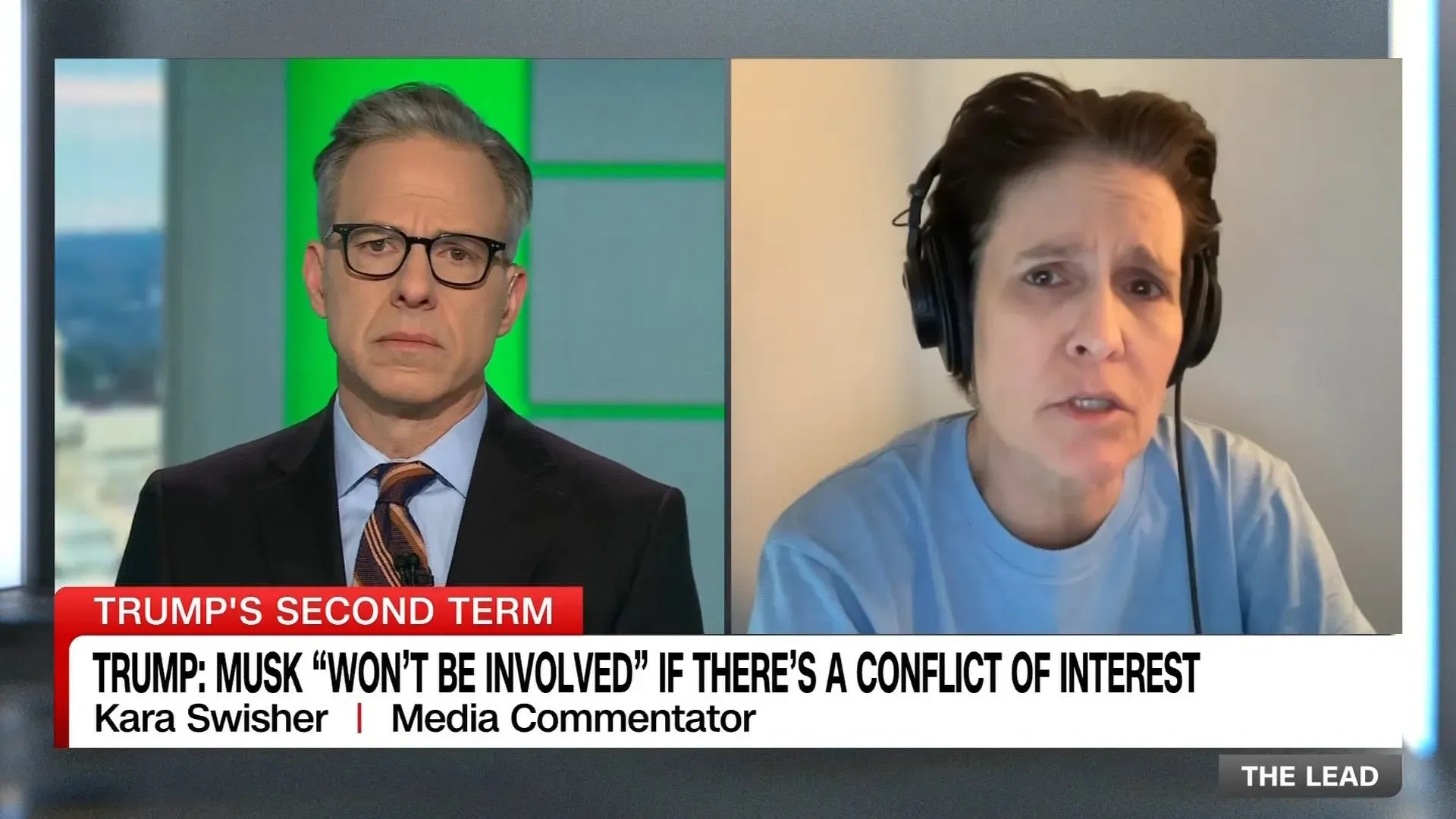 مقابلة تلفزيونية تظهر كارا سويشر تتحدث عن دور إيلون ماسك في إدارة ترامب، مع التركيز على القضايا الحكومية والاقتصادية.