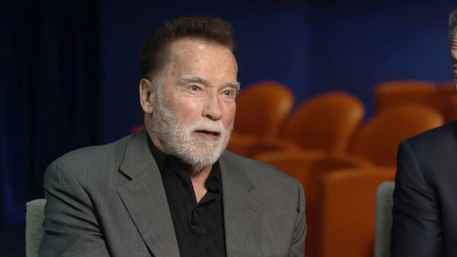 أرنولد شوارزنيجر يتحدث خلال مقابلة، معبرًا عن انتقاده لتصريحات ترامب حول التغير المناخي، مؤكدًا أهمية مكافحة التلوث.