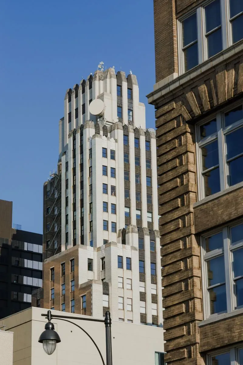 مبنى حكومي مرتفع في مدينة كانساس سيتي، يظهر تأثير تسريح العمال على النشاط التجاري المحلي والاقتصاد.