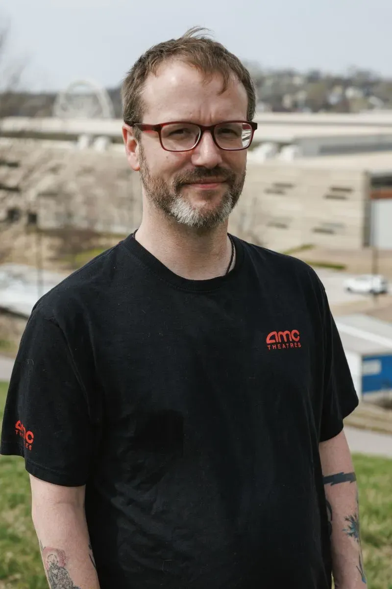 جيسون باك، موظف حكومي سابق، يقف في ملعب كوفمان بكانساس سيتي، معبرًا عن قلقه بشأن تأثير تخفيضات الوظائف الفيدرالية على المدينة.