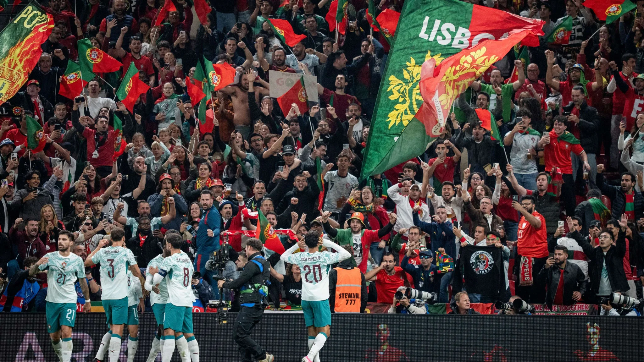 جماهير منتخب البرتغال ترفع الأعلام وتحتفل في استاد باركن بعد هدف التعادل في مباراة دوري الأمم الأوروبية ضد الدنمارك.