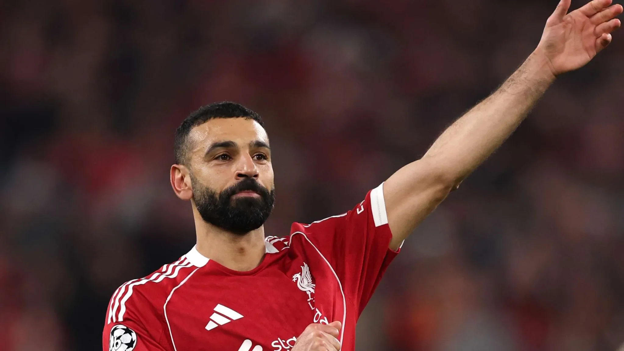 محمد صلاح يلوح بيده لجماهير ليفربول في ملعبه، مع اقترابه من الانتقال إلى نادي بشكتاش التركي.
