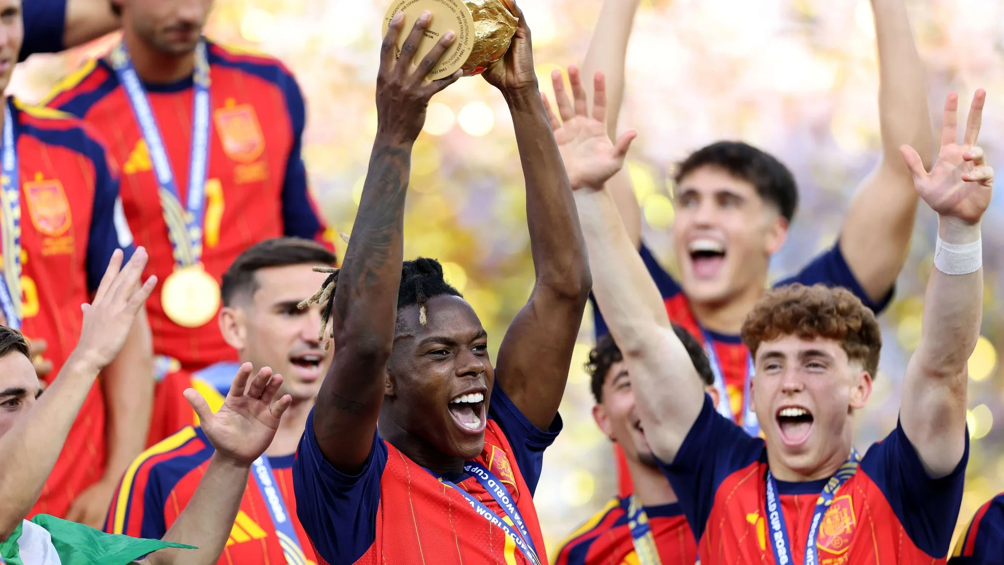نيكو ويليامز يرفع كأس العالم مع منتخب إسبانيا وسط فرحة زملائه بعد الفوز في نهائي كأس العالم لكرة القدم.