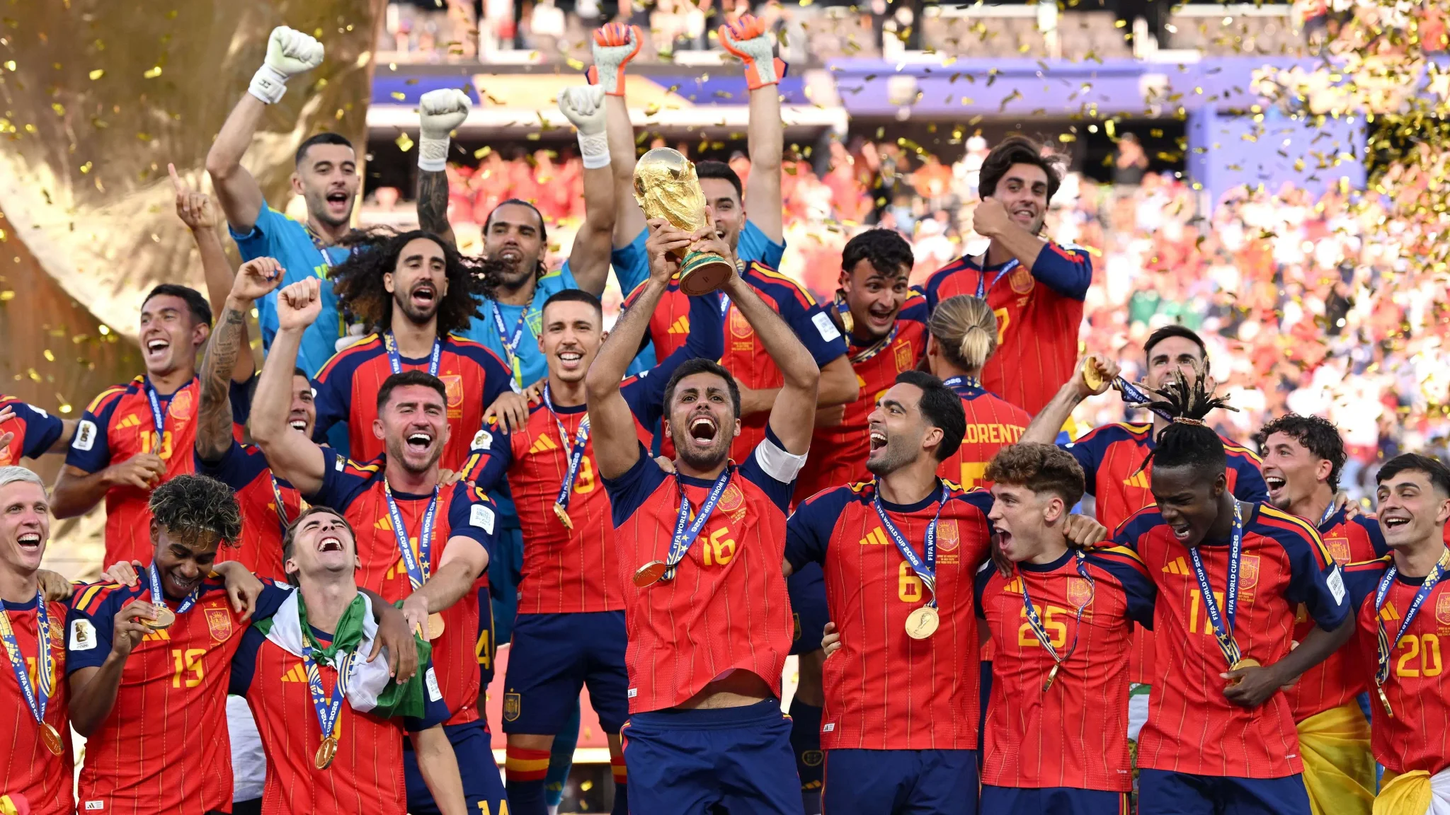 لاعبو منتخب إسبانيا يحتفلون بكأس العالم وسط فرحة كبيرة، مع رفع نيكو ويليامز للكأس بعد الفوز في النهائي.
