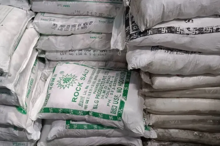 أكياس من ملح الهيمالايا الوردي مستودعة، تُظهر تأثير الحظر التجاري بين الهند وباكستان على تجارة الملح.