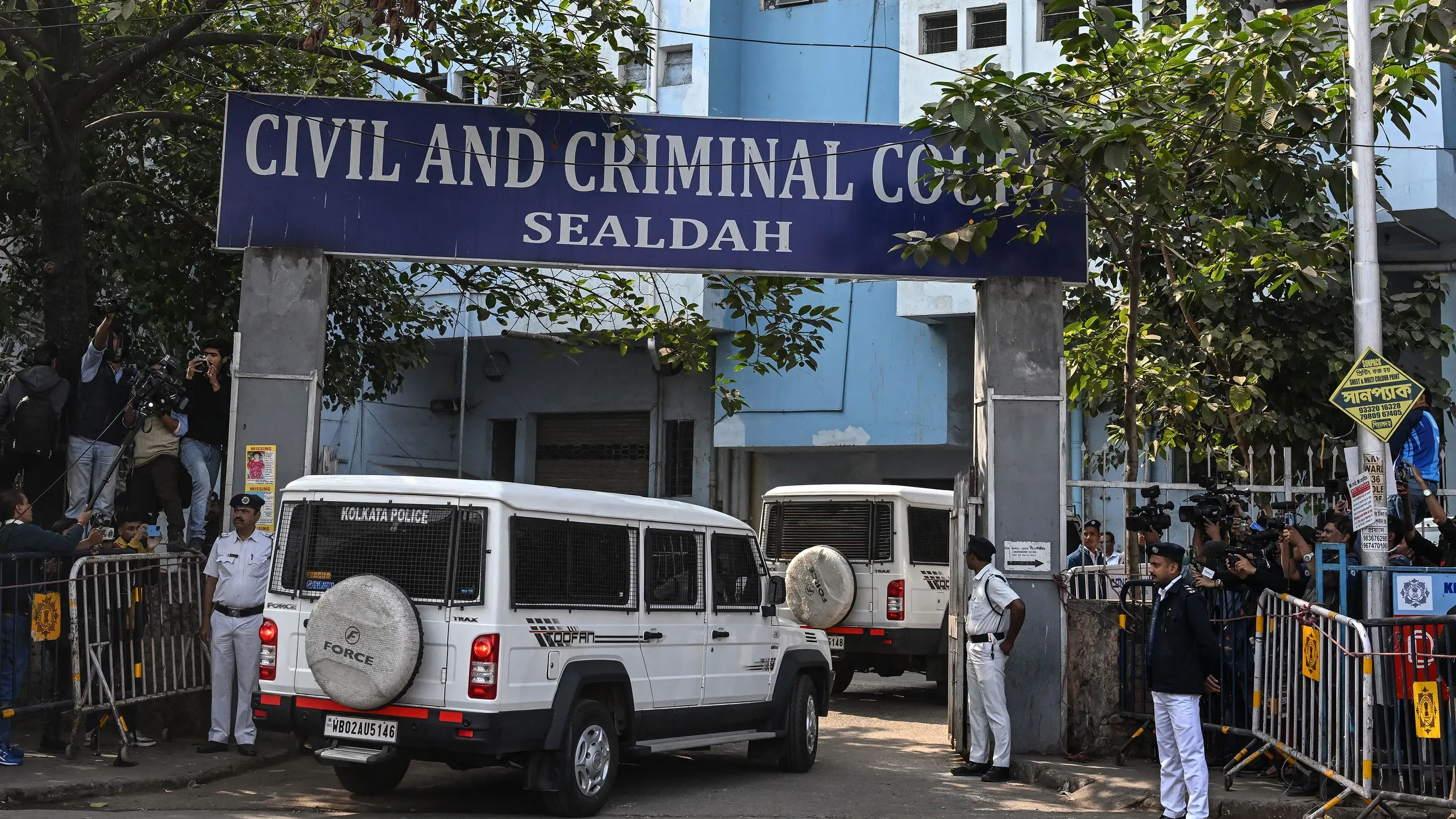 مركبة شرطة تغادر محكمة سيالداه في كولكاتا، حيث تنظر القضية المأساوية لطبيبة قتيلة وأجواء الاحتجاجات والتوتر.