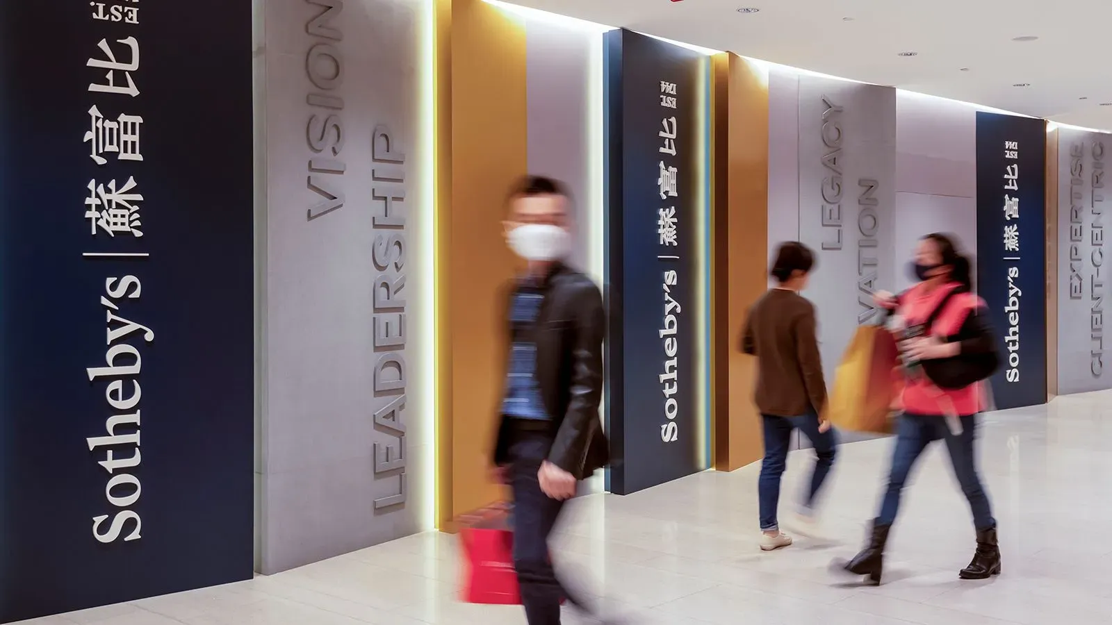 مدخل دار سوذبي للمزادات في هونغ كونغ، حيث يُعرض مزاد الأحجار الكريمة المرتبطة ببقايا بوذا، وسط حشود من الزوار.