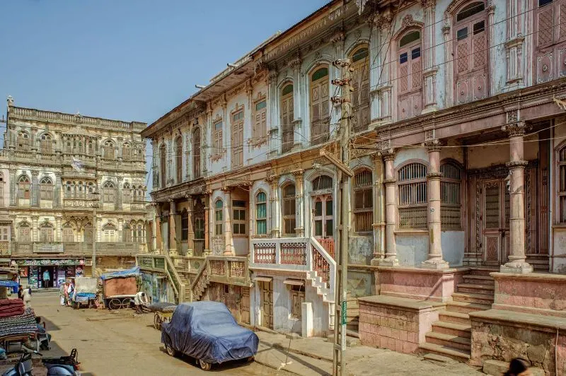 شارع باريس في سيدهبور، غوجارات، يُظهر قصورًا تاريخية ذات ألوان باهتة وتصاميم معمارية فريدة تعكس التراث الثقافي للمدينة.