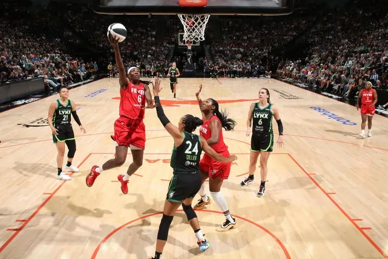 لاعبة فريق إنديانا فيفر تسجل نقطة خلال مباراة نهائي كأس المفوضين ضد مينيسوتا لينكس، وسط حشد جماهيري كبير.