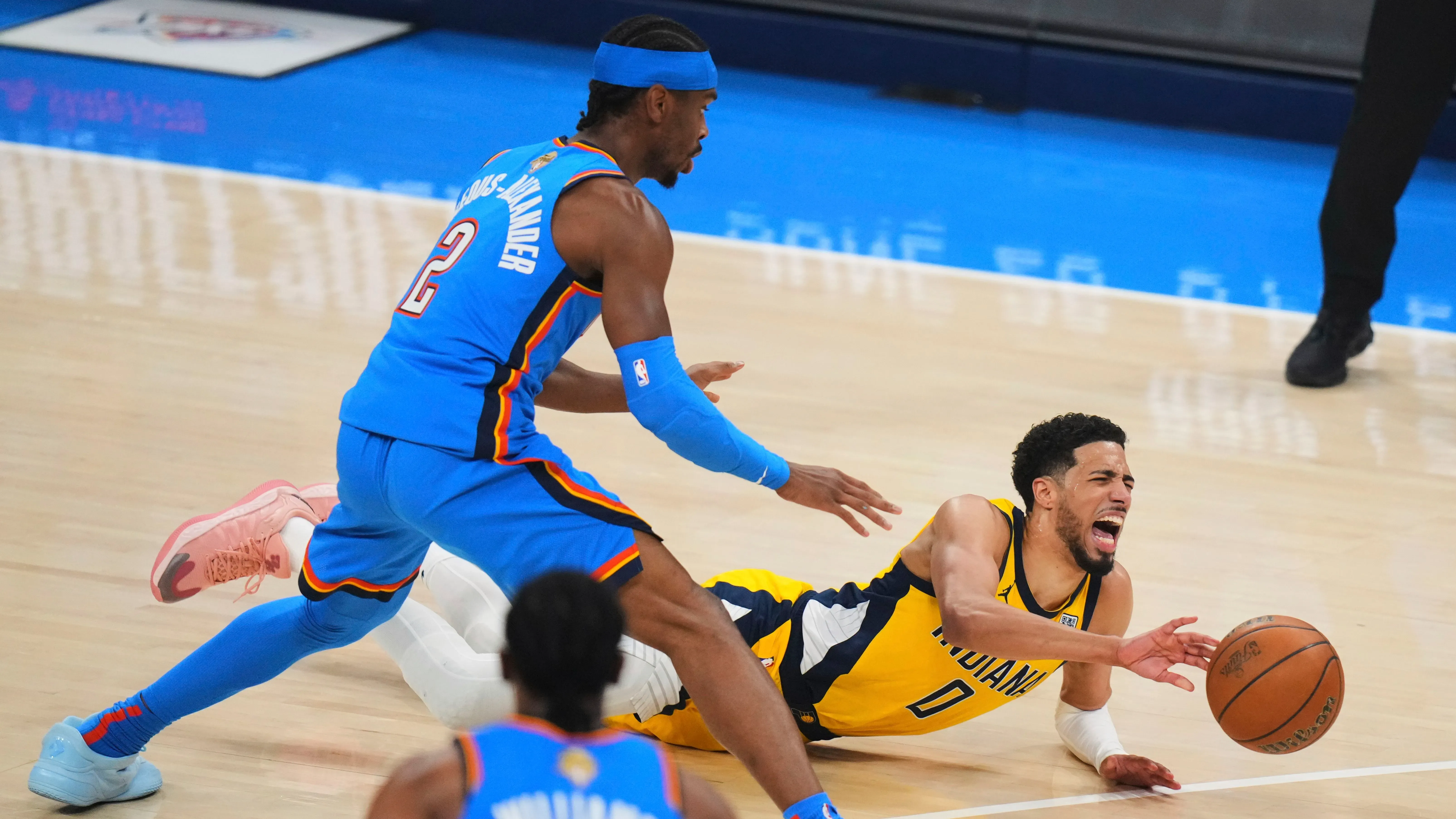 تايريس هاليبورتون يتعرض لإصابة في وتر العرقوب خلال مباراة نهائيات الدوري الأمريكي للمحترفين، مما أثر على أداء فريق إنديانا بيسرز.