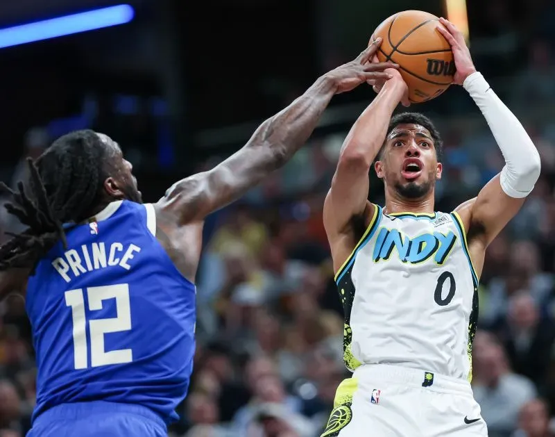 هاليبورتون يسدد كرة ثلاثية حاسمة في مباراة إنديانا بيسرز ضد ميلووكي باكس، محققًا فوزًا مثيرًا بنتيجة 115-114.