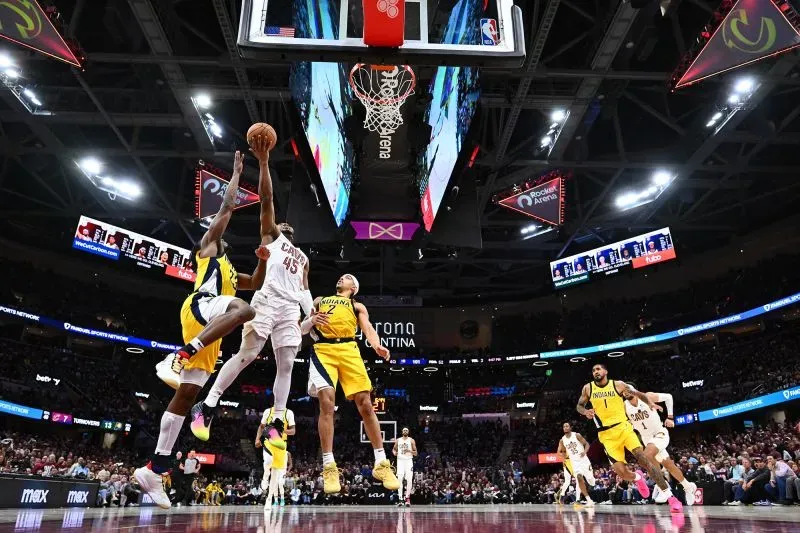 لاعب من فريق كليفلاند كافالييرز يسجل نقطة تحت ضغط من لاعبين من فريق إنديانا بيسرز خلال مباراة نصف نهائي البطولة الشرقية.