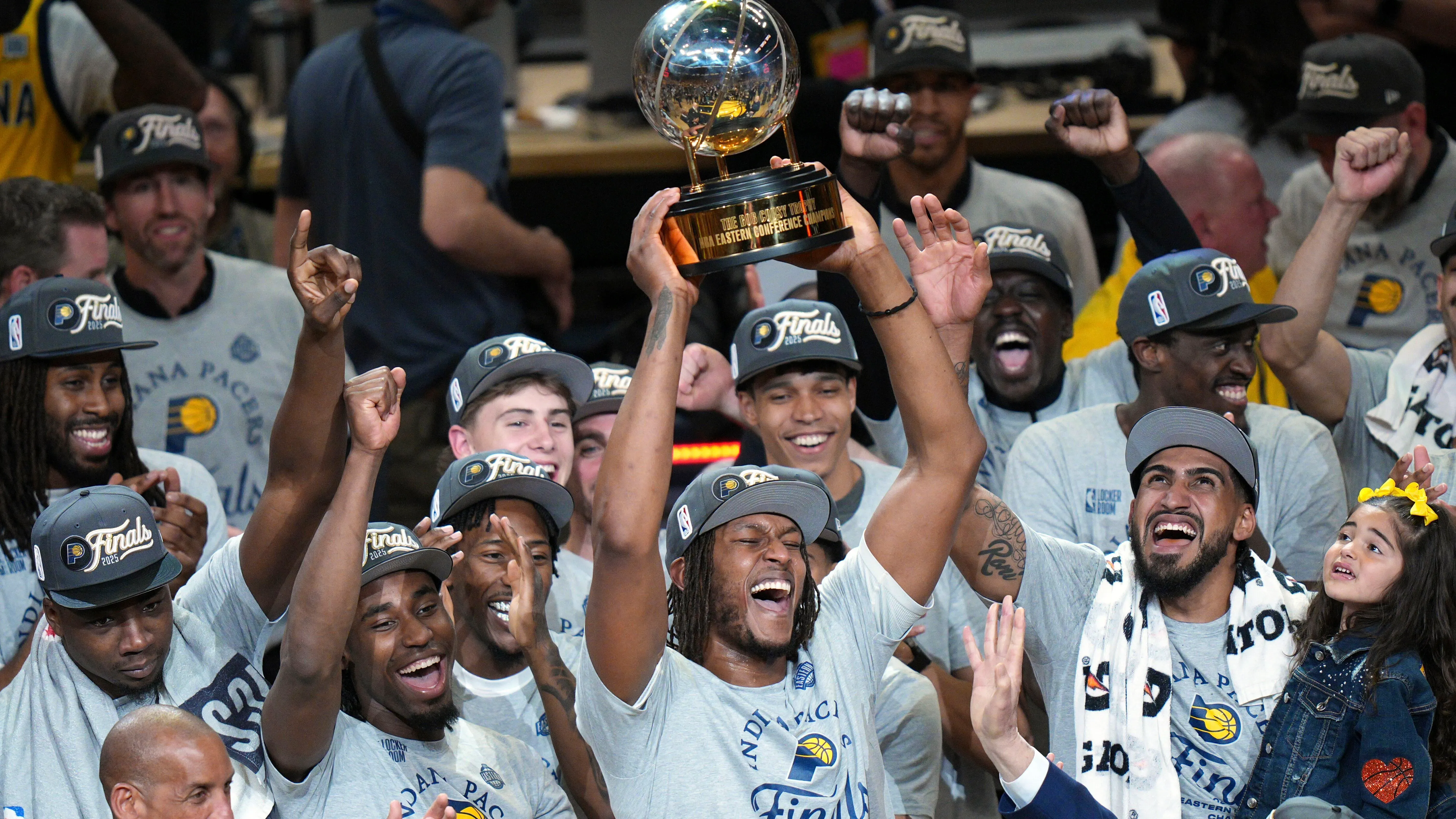 فريق إنديانا بيسرز يحتفل بفوزهم في نهائيات المؤتمر الشرقي، مع رفع الكأس وسط أجواء من الفرح والاحتفالات.