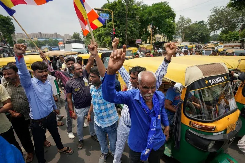 احتجاجات في الهند ضد التمييز الطبقي، حيث يرفع المتظاهرون الأعلام ويهتفون مطالبين بالمساواة والعدالة الاجتماعية.