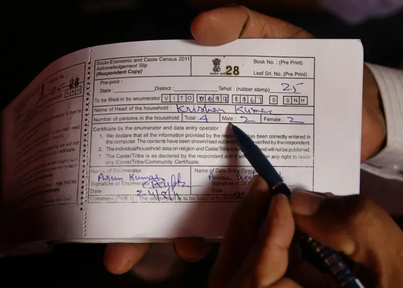 وثيقة إقرار من إحصاء الطبقات والاقتصاد في الهند، تظهر عدد أفراد الأسرة وتفاصيل أخرى تتعلق بالتعداد السكاني.