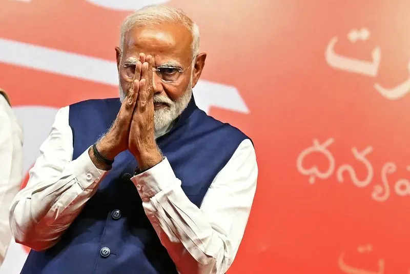رئيس الوزراء الهندي ناريندرا مودي يؤدي التحية التقليدية، في إطار مناقشة حول إحصاء الطبقات الاجتماعية وتأثيره على المجتمع الهندي.