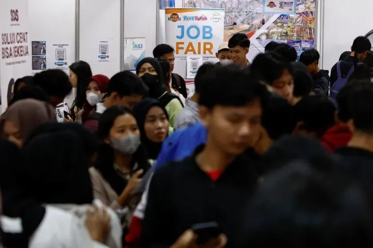 حضور حشود من الشباب في معرض توظيف في إندونيسيا، يعكس التحديات التي تواجههم في سوق العمل والبطالة العالية بينهم.