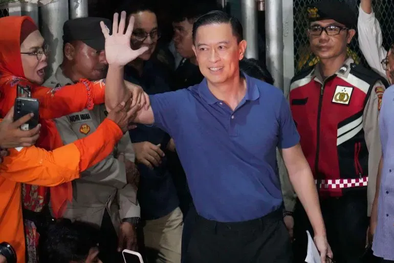 منافس سياسي سابق للرئيس الإندونيسي يحيي الحشود بعد إطلاق سراحه من السجن، في إطار خطة عفو عن السجناء السياسيين.