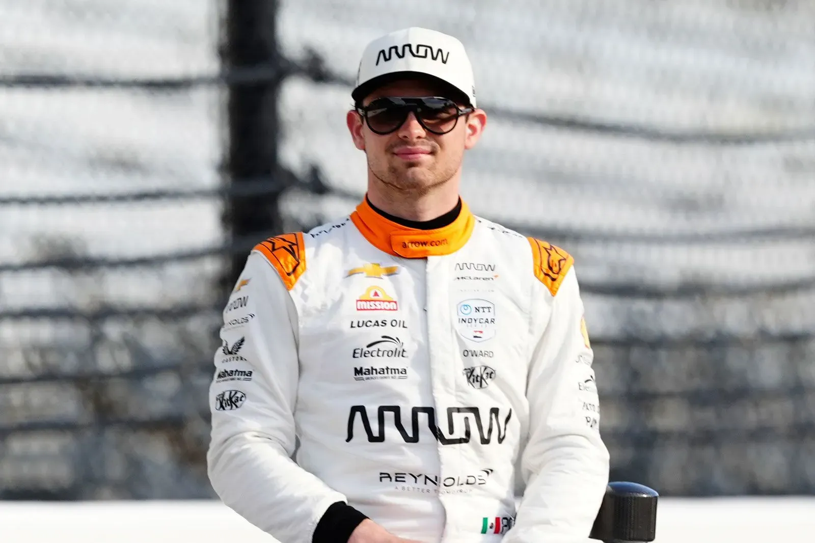 باتو أوورد، سائق إندي كار، يرتدي بدلة السباق ويبتسم، مع خلفية مضمار السباق، في سياق الجدل حول "سبيدواي سلامر".