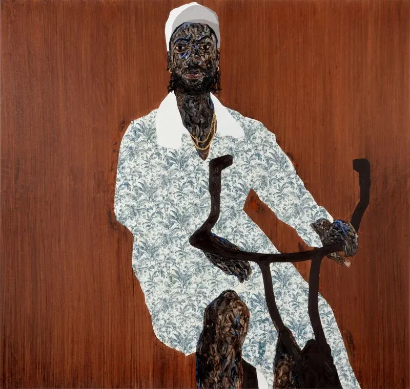 رسم تعبيري للفنان أمواكو بوافو، يظهره على دراجة هوائية مرتديًا سلاسل ذهبية وقماشًا قطنيًا، مع خلفية دافئة.