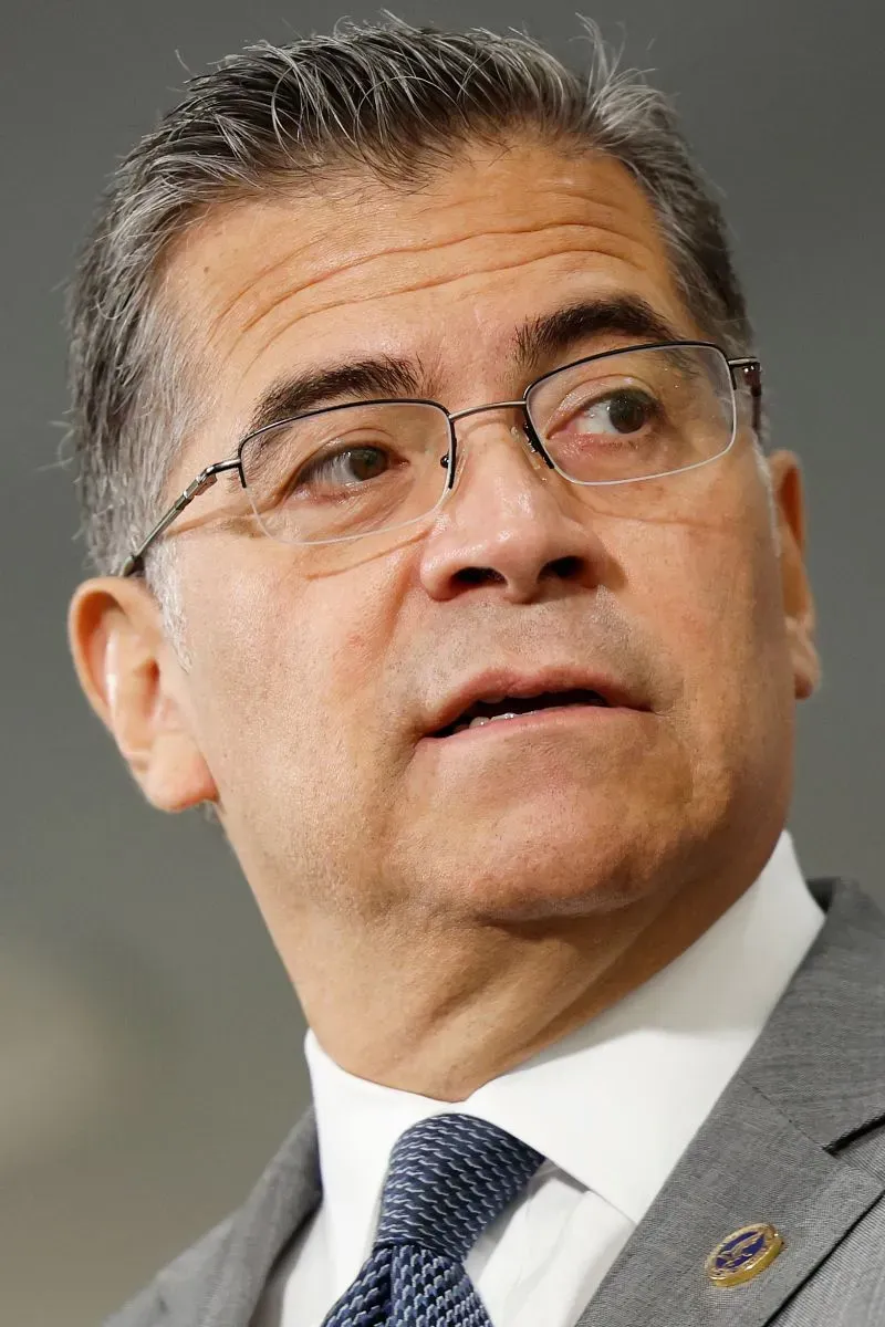 صورة لرجل يرتدي نظارات وقميصًا رسميًا، يظهر بملامح جدية. تعكس تعابير وجهه القلق بشأن التحديات السياسية في كاليفورنيا.