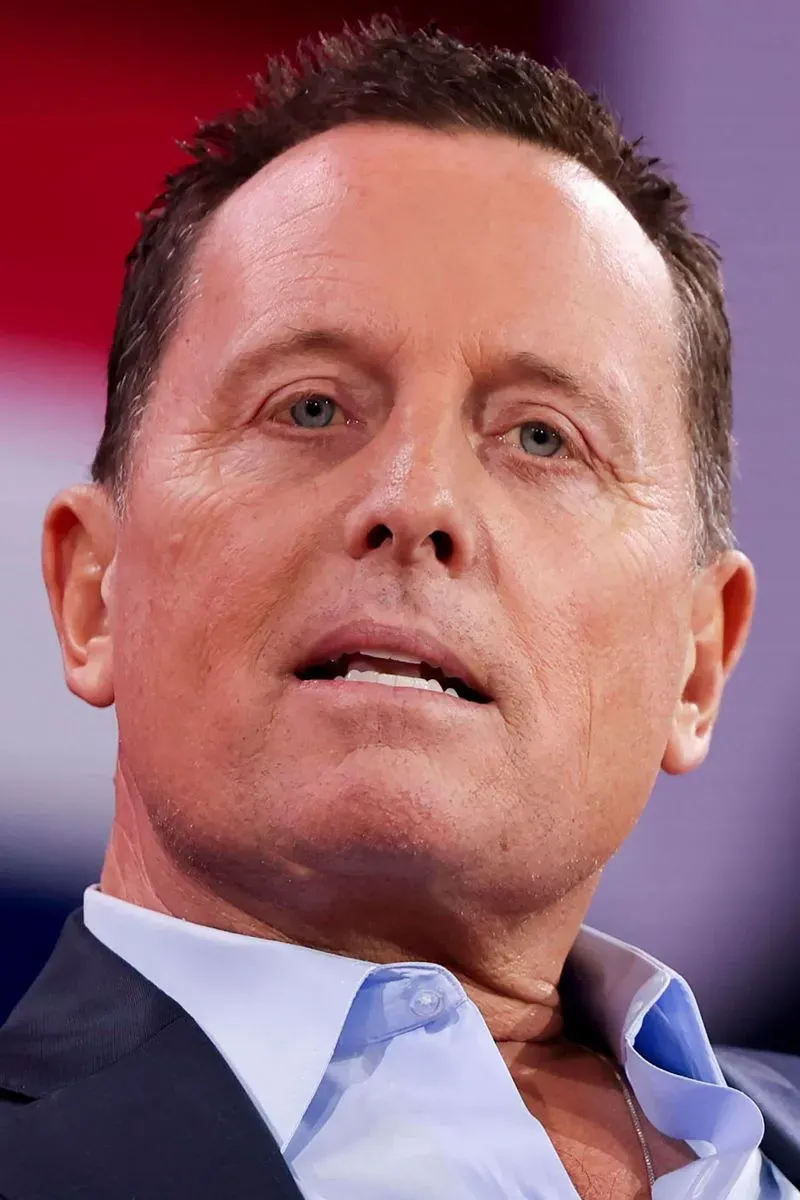 صورة قريبة لريتشارد غرينيل، مع تعبير جدي، خلال حديثه في مؤتمر سياسي. تعكس الصورة الأجواء السياسية الحالية في كاليفورنيا.